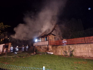 Při požáru chaty na Trutnovsku zemřel jeden člověk. Příčinu vyšetřují policisté i hasiči