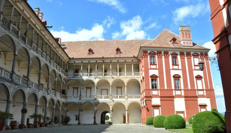 Kam o víkendu? Na divadlo pod širým nebem, faunatrh nebo folklorní festival