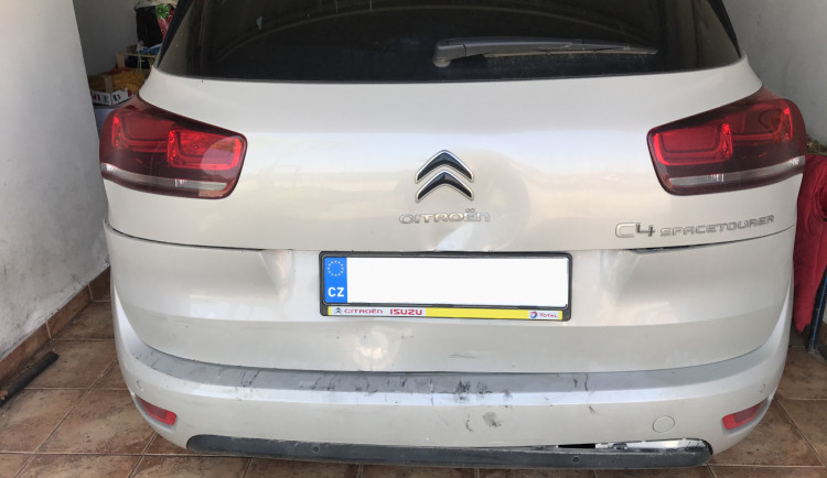 Žena hledá řidiče, který ji v Hradci Králové naboural auto. S pomocí se otočila na čtenáře Drbny