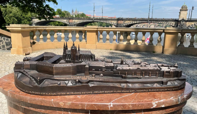Na Pražský hrad si je možné i sáhnout. Na Slovanském ostrově vyrostl jeho hmatový model
