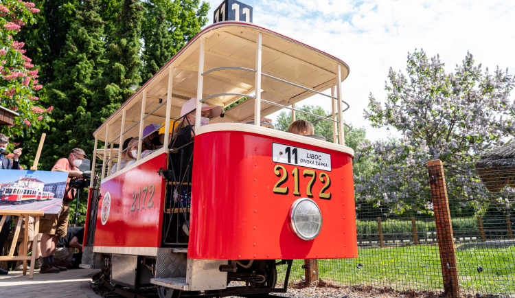 Po dvouleté pauze vyjela v sobotu v pražské zoo opravená dětská tramvaj