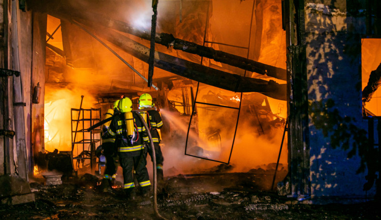 V Teplicích vyhořela zemědělská budova, škoda je v milionech korun