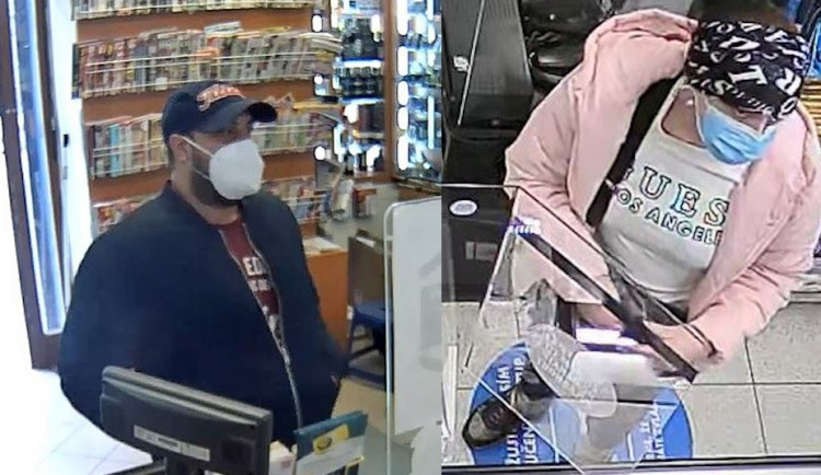 Dvojice okradla seniorku o téměř 30 tisíc. Nepoznáváte podezřelé?