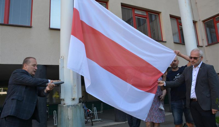 Hradec vyvěsil běloruskou vlajku, chce upozornit na důležitost dodržování lidských práv