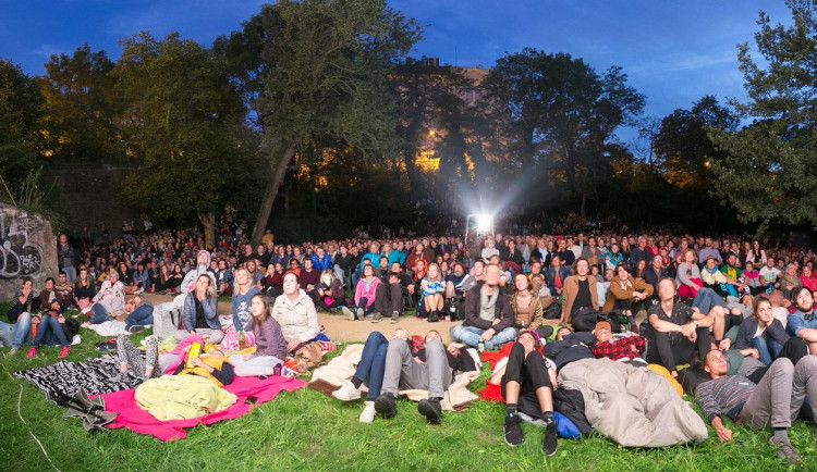 Letní kino U Keplera zahájí sezonu kultovním filmem Kouř