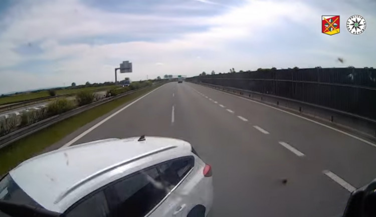 Z připojovacího pruhu rovnou pod kola kamionu. Nebezpečný manévr na D11 zachytila palubní kamera