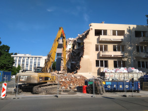 Bývalé transfuzní oddělení hradecké nemocnice jde k zemi