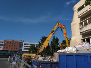 Bývalé transfuzní oddělení hradecké nemocnice jde k zemi