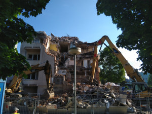 Bývalé transfuzní oddělení hradecké nemocnice jde k zemi