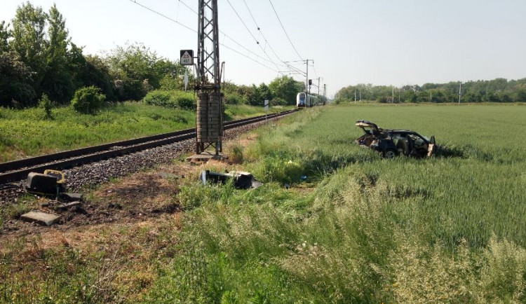 Včerejší srážka auta s vlakem v Hradci Králové má jednu oběť. V nemocnici zemřel řidič osobáku