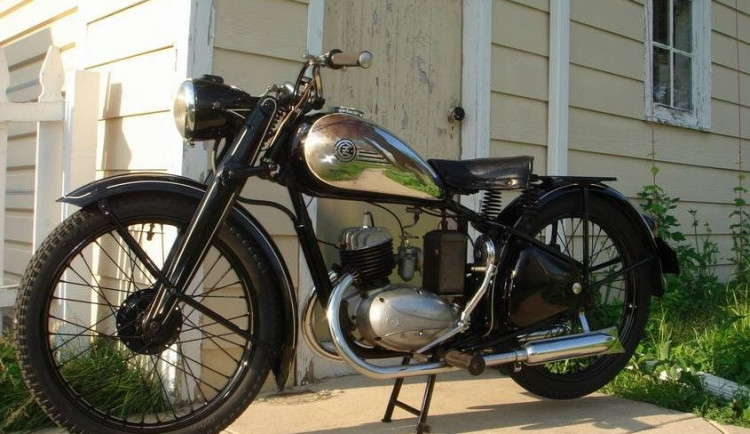 Policie pátrá po zloději na Jičínsku. Ukradl historický motocykl