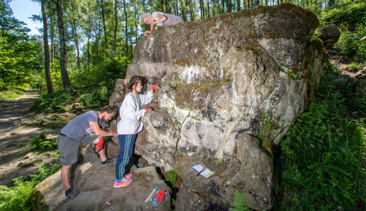 Studenti fakulty restaurování čistí barokní Braunův Betlém u Kuksu