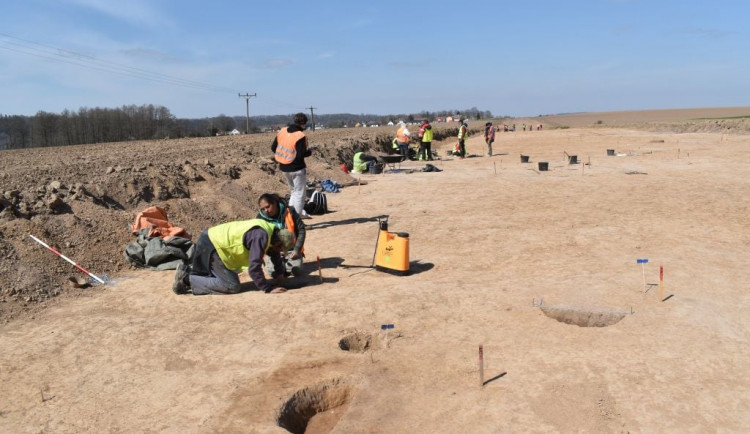 Archeologové na Rychnovsku objevili pravěký sídelní komplex s obětištěm