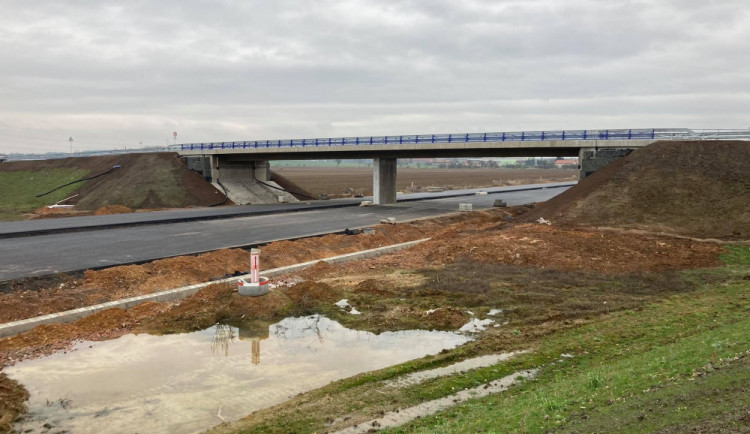 První řidiči se po nové D11 z Hradce Králové do Jaroměře dostanou v prosinci. Stavba jde podle plánu
