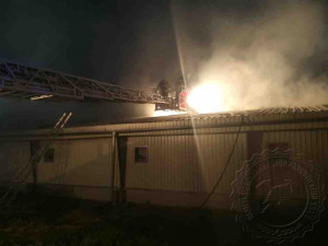 U Holic hořela drůbežárna plná kuřat, pomáhali i hasiči z Rychnova