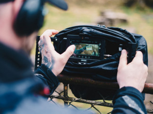 Mladí filmaři z FAMU natáčí originální snímek s Judit Bárdos. Kvůli koronaviru shání finance na dotočení