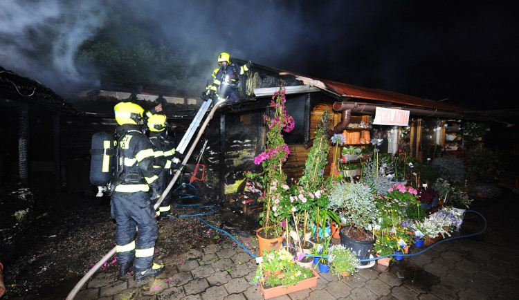 V Praze 10 v noci hořelo zahradní centrum. U požáru zasahovalo několik jednotek hasičů