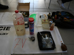 Krajská policie rozbila varnu drog. Dva muži v ní vařili od poloviny roku 2019