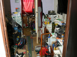 Krajská policie rozbila varnu drog. Dva muži v ní vařili od poloviny roku 2019