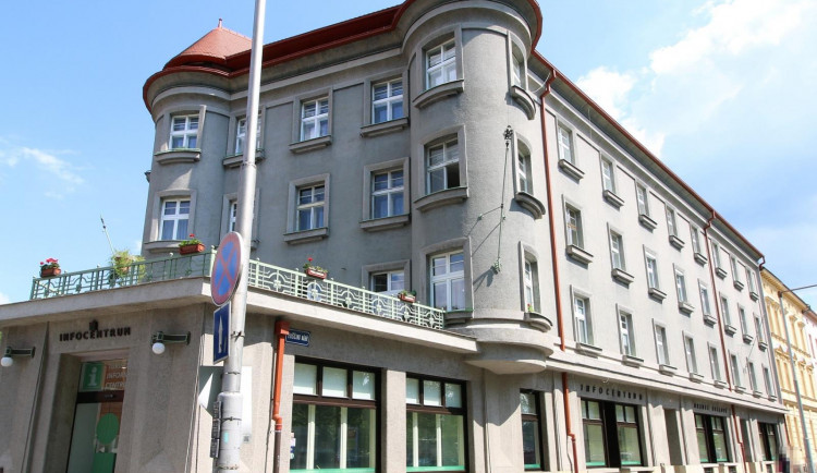 Policie hledá sprejera, který řádil v centru Hradce Králové. Poznáte ho?