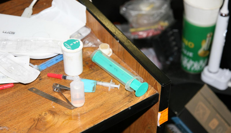 Krajská policie rozbila varnu drog. Dva muži v ní vařili od poloviny roku 2019