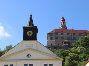 Do nové korouhvičky na střeše staré radnice v Náchodě bylo umístěno časové pouzdro. Obsahuje aktuální dokumenty