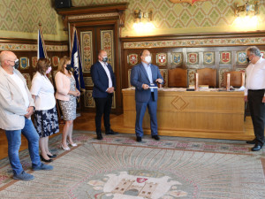 Do nové korouhvičky na střeše staré radnice v Náchodě bylo umístěno časové pouzdro. Obsahuje aktuální dokumenty