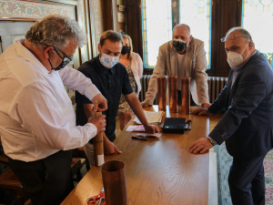 Do nové korouhvičky na střeše staré radnice v Náchodě bylo umístěno časové pouzdro. Obsahuje aktuální dokumenty