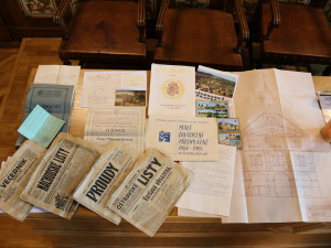 Do nové korouhvičky na střeše staré radnice v Náchodě bylo umístěno časové pouzdro. Obsahuje aktuální dokumenty