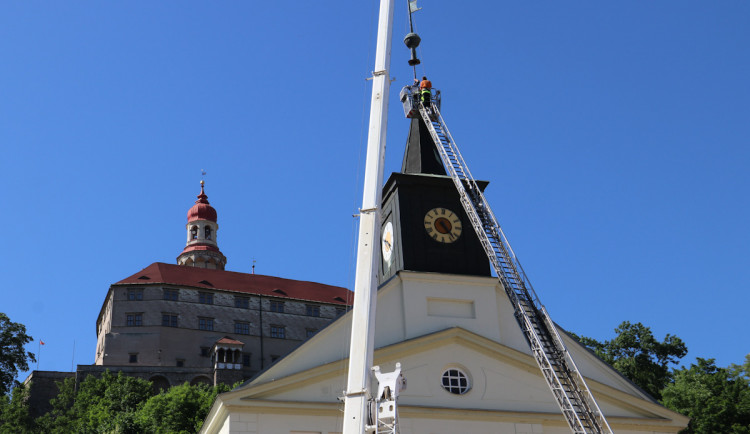 Do nové korouhvičky na střeše staré radnice v Náchodě bylo umístěno časové pouzdro. Obsahuje aktuální dokumenty