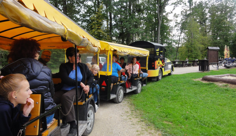Hradecký turistický vláček bude svážet lidi do nového letního kina na Stříbrňáku