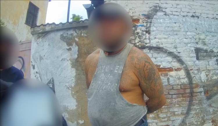 Mladého muže na zastávce napadli dva útočníci. Hrozí jim až deset let vězení