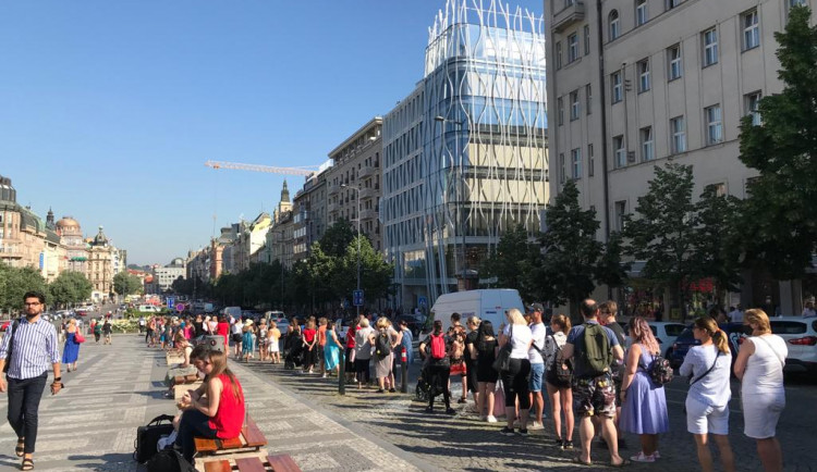 Primark na Václavském náměstí otevřel. Před novým obchodem stály stovky lidí