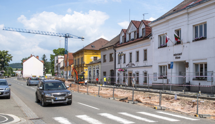 V Lázních Bělohrad začala rekonstrukce náměstí. Postaví se nová radnice