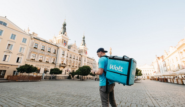 Jídlo ze svých oblíbených podniků dostanou až před dveře i Pardubáci. Wolt začal rozvážet i u sousedů
