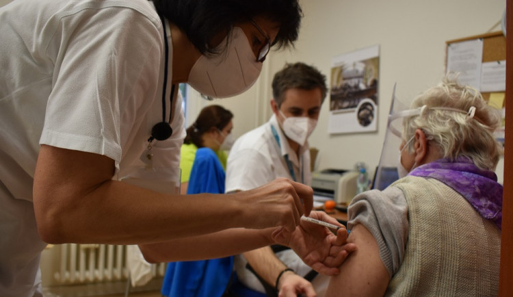 Domácí očkování nabízí seniorům a hendikepovaným Praha 6