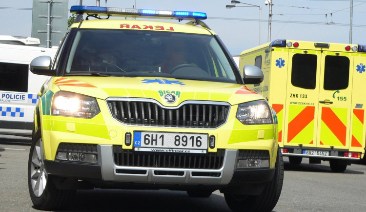 Při nehodě dvou aut u Holohlav na Královéhradecku bylo zraněno šest lidí