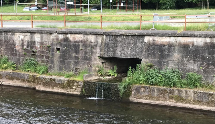 Oprava vyústění potoka v Trutnově způsobí komplikace v dopravě. Hotovo bude do září