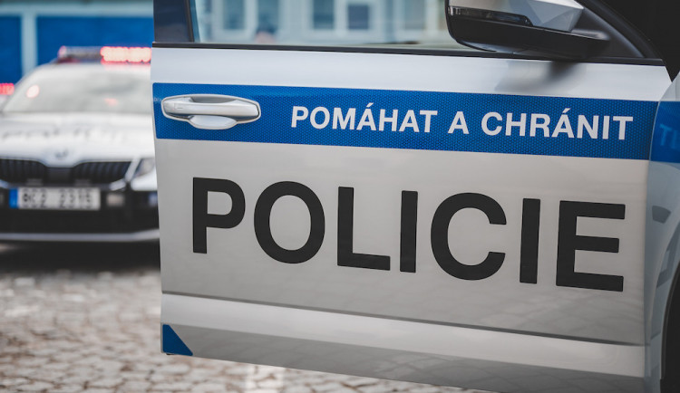 Policie vyšetřuje střelbu v Náchodě. Útočník střelil plynovou pistolí ženu do obličeje