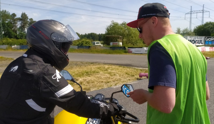 Na polygonu v Sosnové térují učitelé autoškol