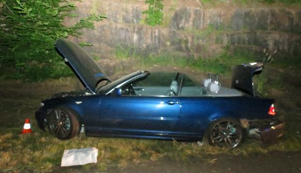 Nezvládl předjíždění a ve vysoké rychlosti narazil do skály. Nehodu zachytila palubní kamera