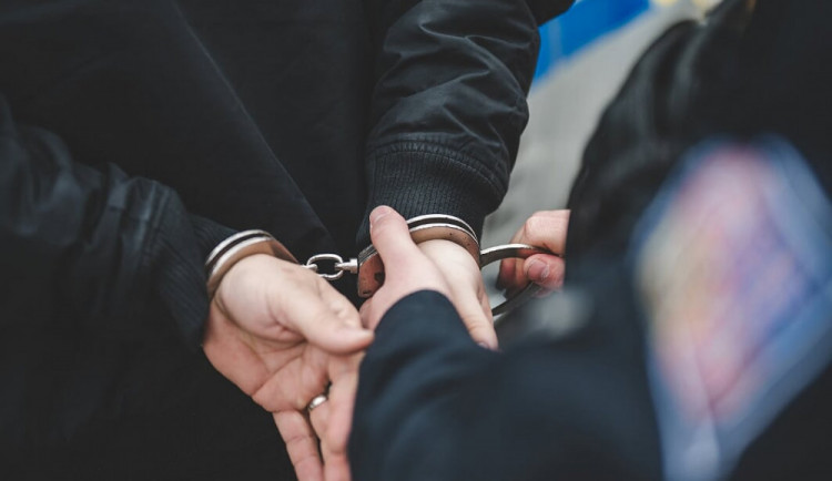 Policie dopadla muže, který s páčidlem vyloupil obchod v Hradci Králové. Bral hlavně telefony
