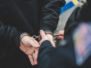 Policie dopadla muže, který s páčidlem vyloupil obchod v Hradci Králové. Bral hlavně telefony