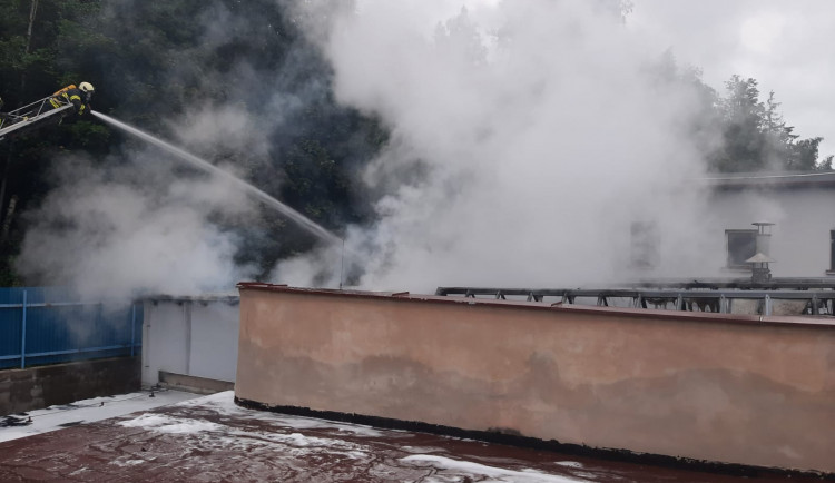 Požár v textilce Veba Broumov výrobu neomezil. Jeho příčinou technická závada