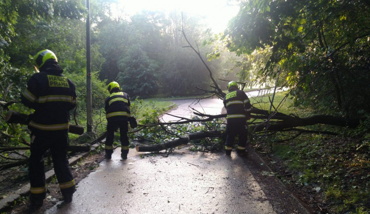 Noční bouřka v Praze zaměstnala hasiče