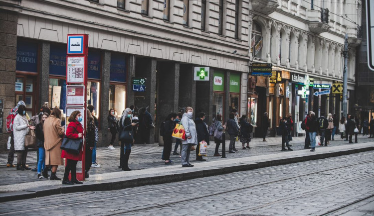 Nezmírňujte protiepidemická opatření v MHD, žádá vládu pražský primátor Hřib