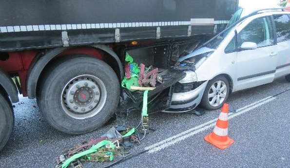 Řidič na Jičínsku skončil zaklíněný pod kamionem, zřejmě se nevěnoval řízení