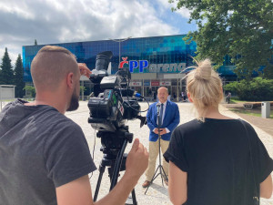 Hradec Králové má nový reprezentativní prostor. Prostranství před zimním stadionem je hotové