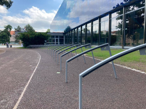 Hradec Králové má nový reprezentativní prostor. Prostranství před zimním stadionem je hotové