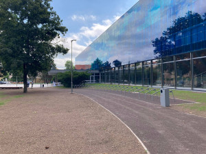 Hradec Králové má nový reprezentativní prostor. Prostranství před zimním stadionem je hotové